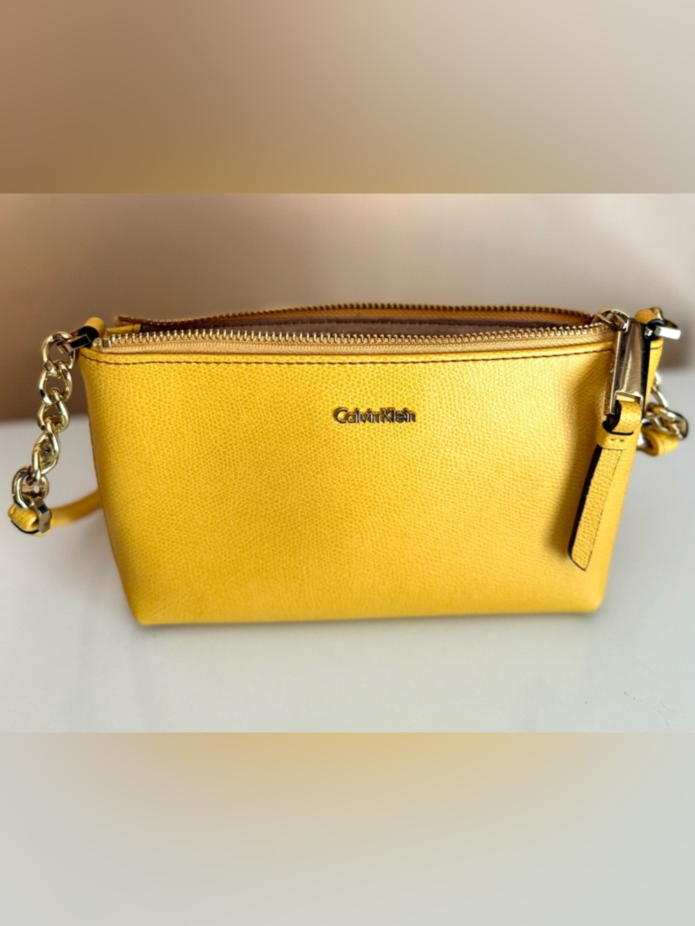 CALVIN KLEIN ALL DAY TEXTURED MARIGOLD CROSSBODY GOLD-TONE HARDWARE CHAIN ACCENT